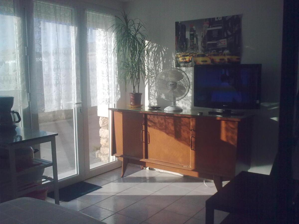 Apartamento Studio Climatise. Proche Parking, Commerces Et Mer Carqueiranne Exterior foto